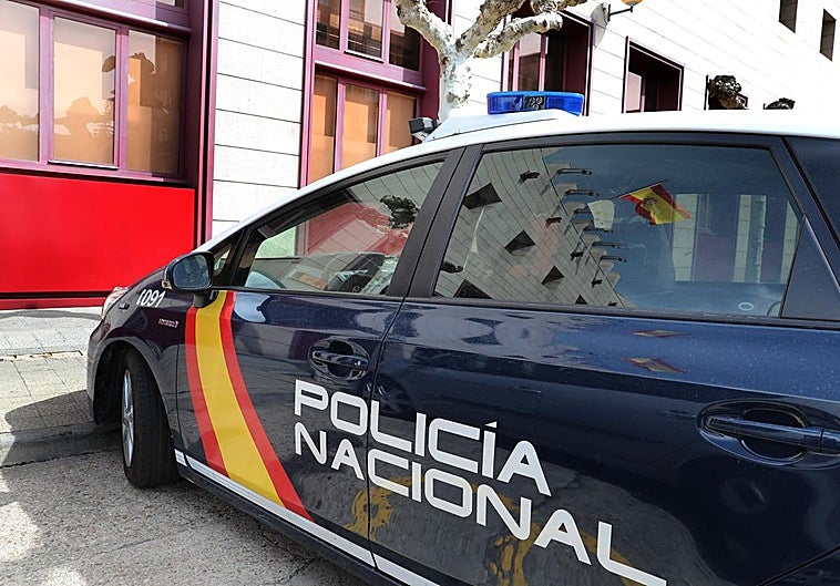 Espera a su pareja a la salida del trabajo y la insulta y agrede